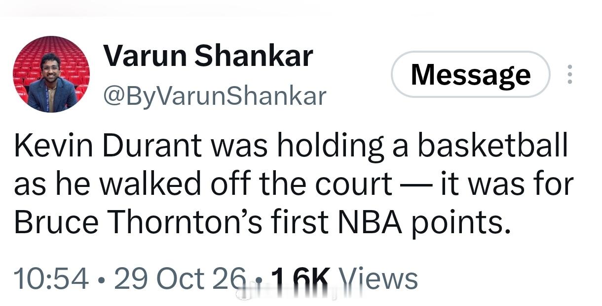 kd离场的时候把比赛用球拿上了（给索顿拿的），因为这是索顿的NBA首分用球休斯顿