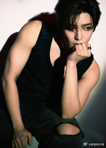 侯明昊 侯明昊的帅就像一颗璀璨的星星，在娱乐圈的天空中闪耀着独特的光芒。他的每一