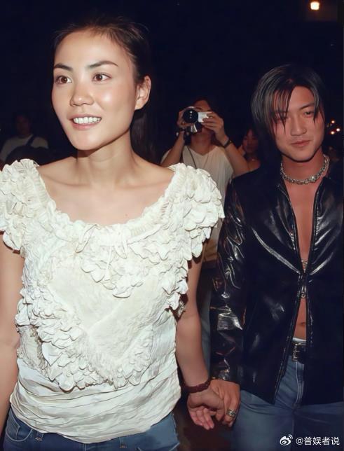 谢霆锋吉他图案是王菲的纹身 谢霆锋在广州演唱会上被网友发现其吉他图案复刻了王菲的
