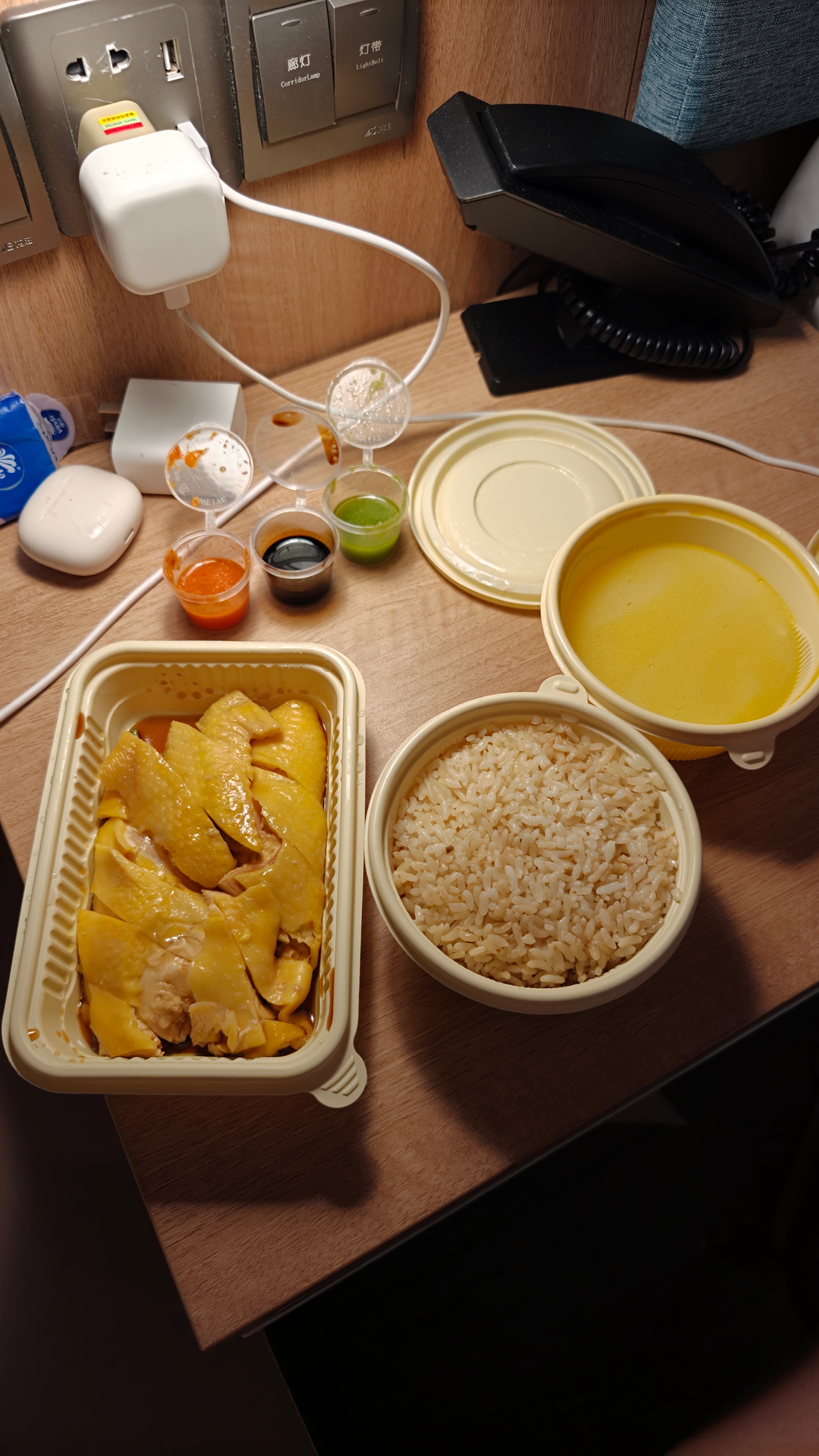 今日上海吃食我真的吃不惯……还是最爱我的海南鸡……大白兔的巧克力雪糕也很不错嘿嘿
