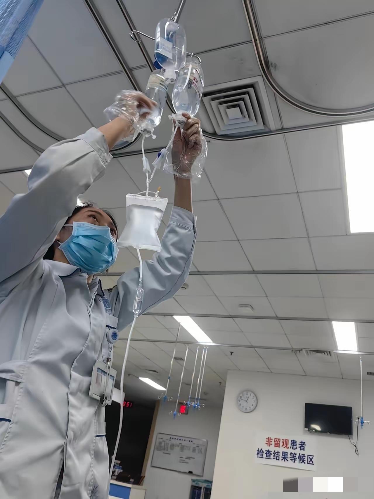 奉劝各位父母
这么冷的天，千万不要
给孩子吃水果，尤其是蓝莓，车厘子，葡萄，草莓