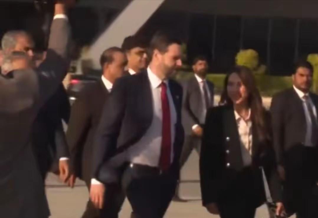 美伊21小时谈判彻底谈崩，万斯带着300人团队返程，看似空手而归，实则收获不小！