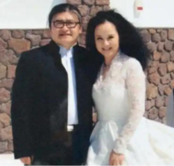 1987年，刘欢对主持人卢璐一见钟情，认识9天便决定结婚。岂料去登记时，工作人员