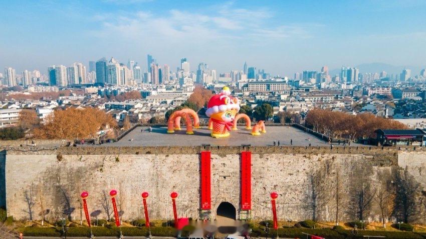 过年的气氛这就来了哦！ 南京城门是懂春节氛围的  南京13座城门春联邀你新春ci