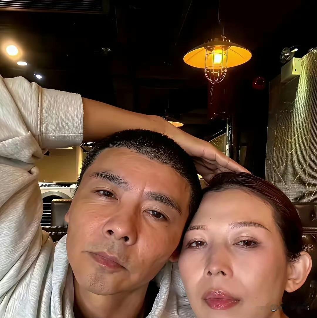 张晋和蔡少芬真敢拍
无美颜无滤镜怼脸直拍
坦然面对衰老

 ​​​在如今这个美颜