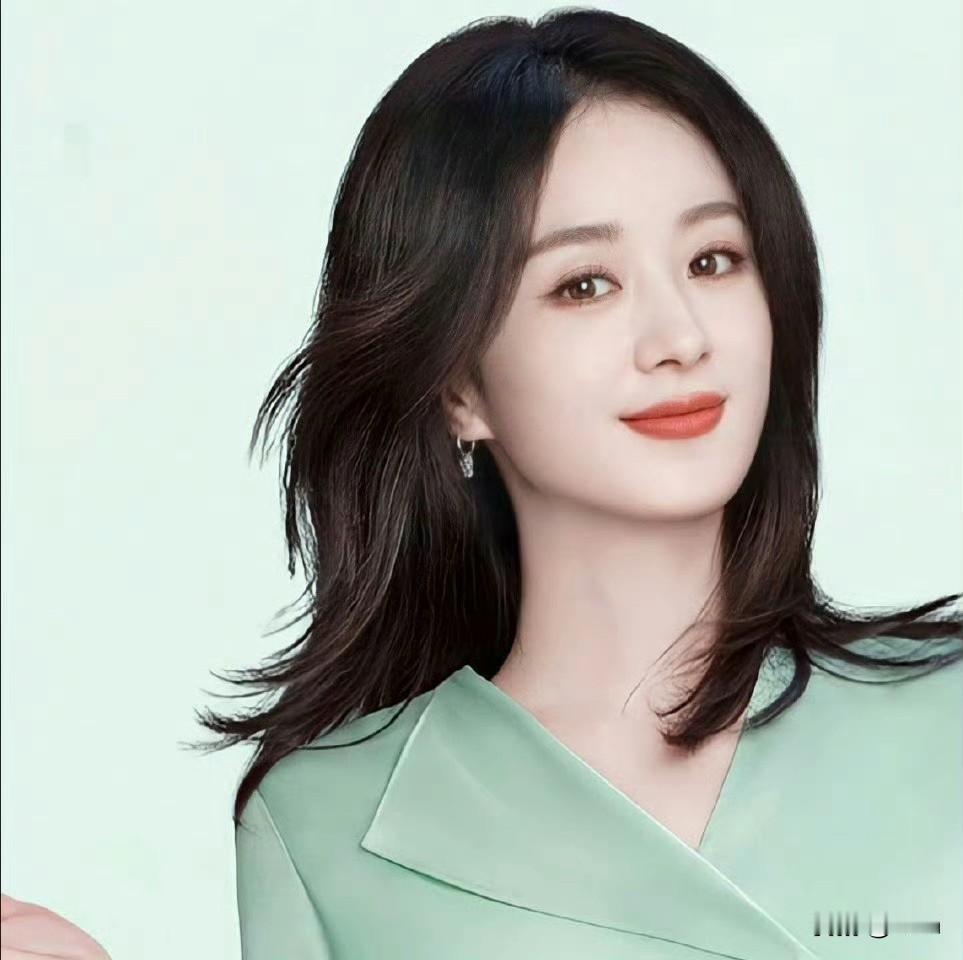 赵丽颖穿着绿色衬衫真的很清新靓丽呀！
留着黑长直发型，化着精致淡妆，身穿浅绿色斜