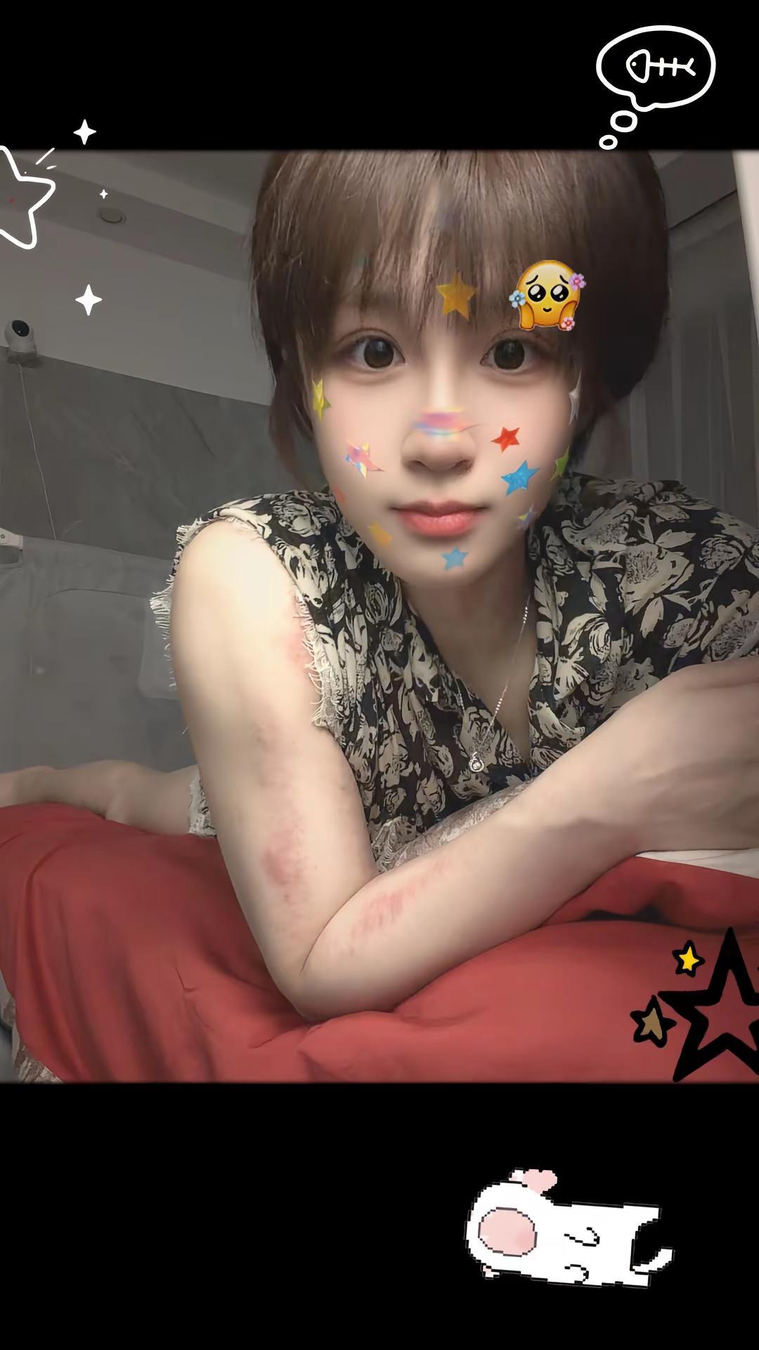 香肩微漏短发女生 难搞