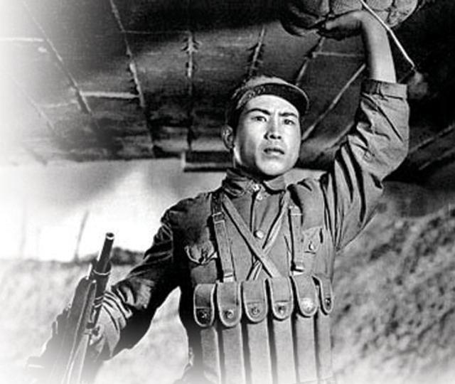 1948年5月25日，隆化，巨响之后，董存瑞烈士没有留下遗体。爆炸后的现场，只找