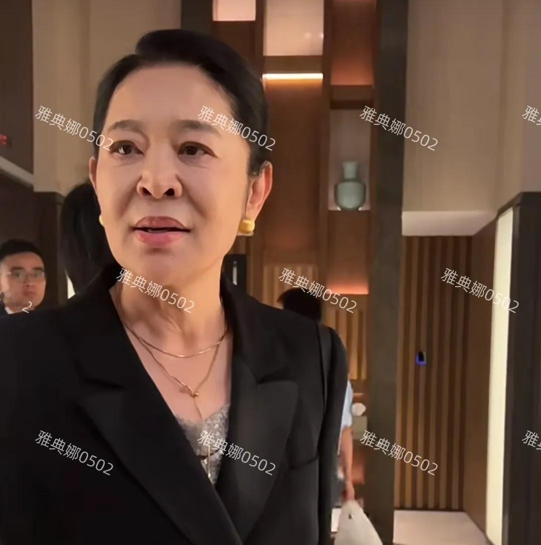 天啊，倪萍怎么变成这样了？她下巴变尖，鼻孔变大整张脸十分不自然。这事儿一出来，朋