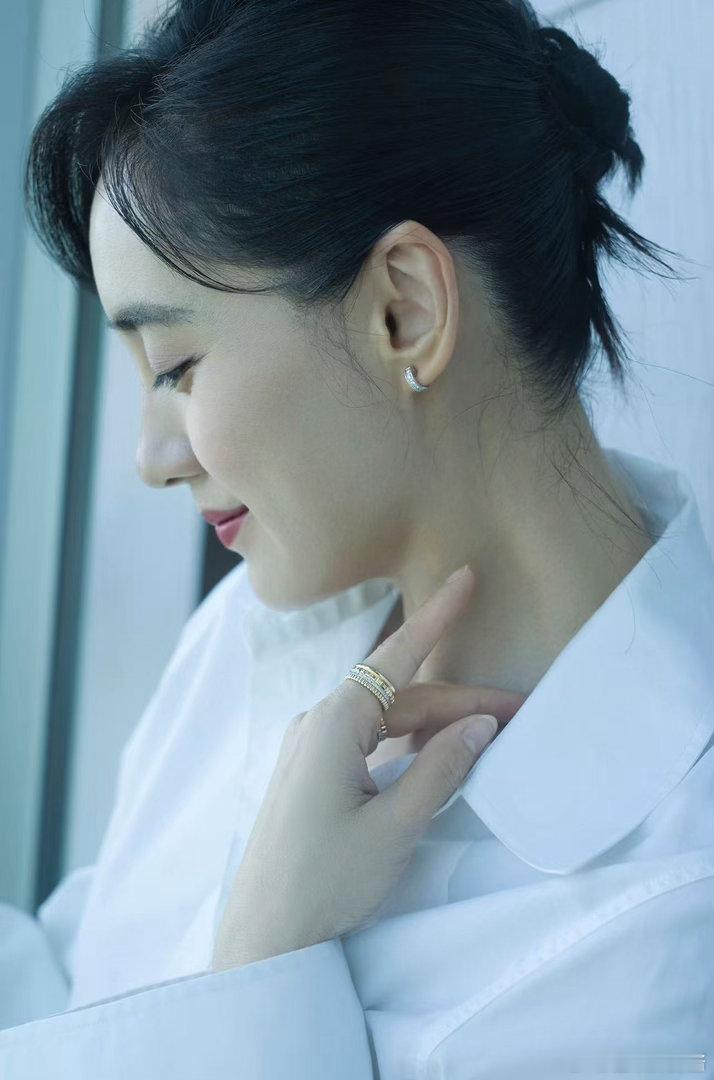 王智美得发光！ 眼睛会说话，笑容甜过糖，气质干净又灵动，随便一站就是画报女主。人