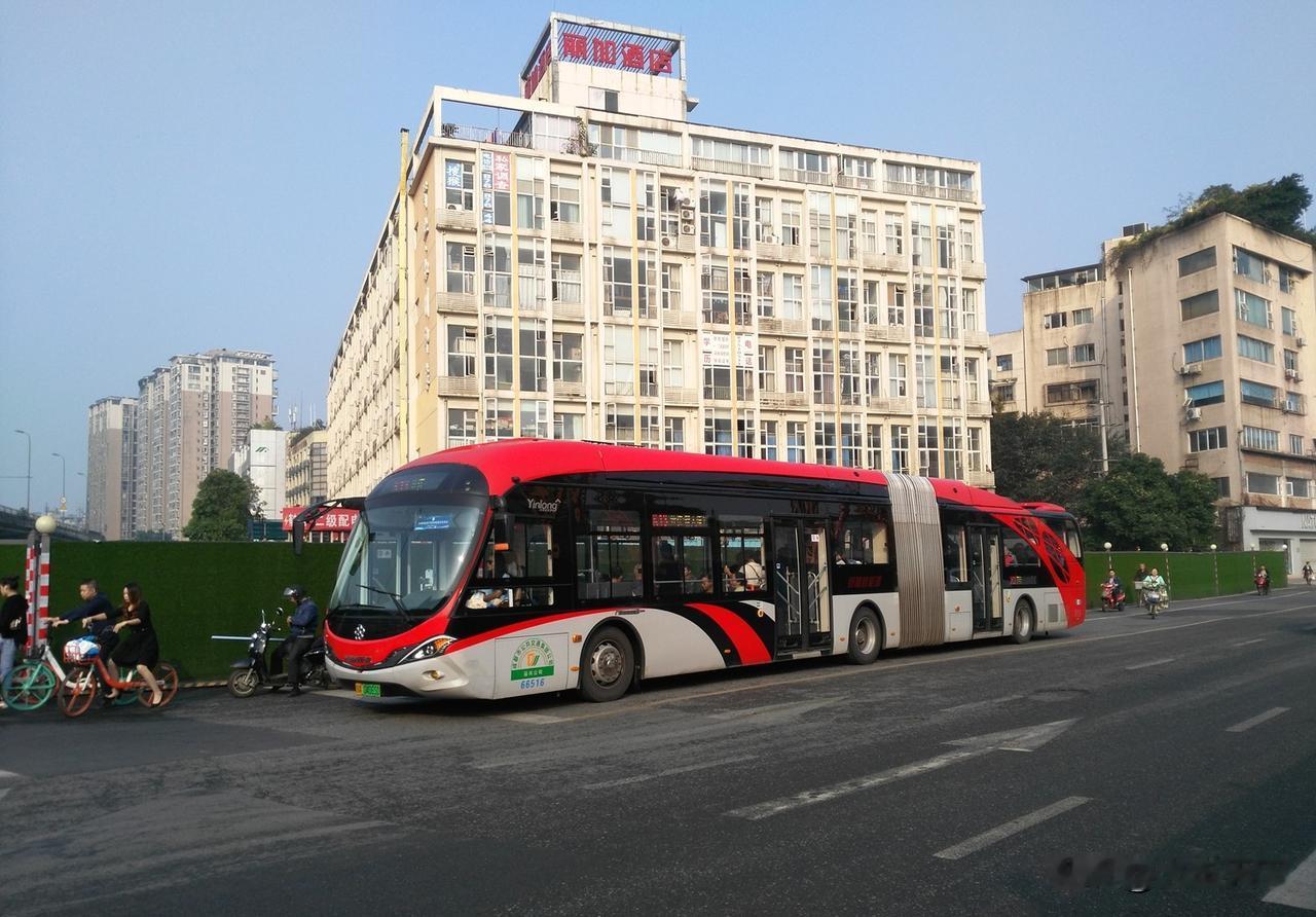 2019年在成都拍到的18米铰接式公交车，有蜀都的也有银隆的，在10年代的时候成