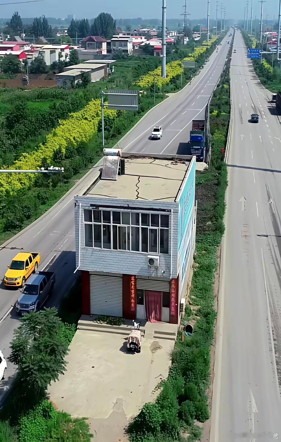 公路上的钉子户，据说500万都不搬，晚上住这里能睡着吗！ 