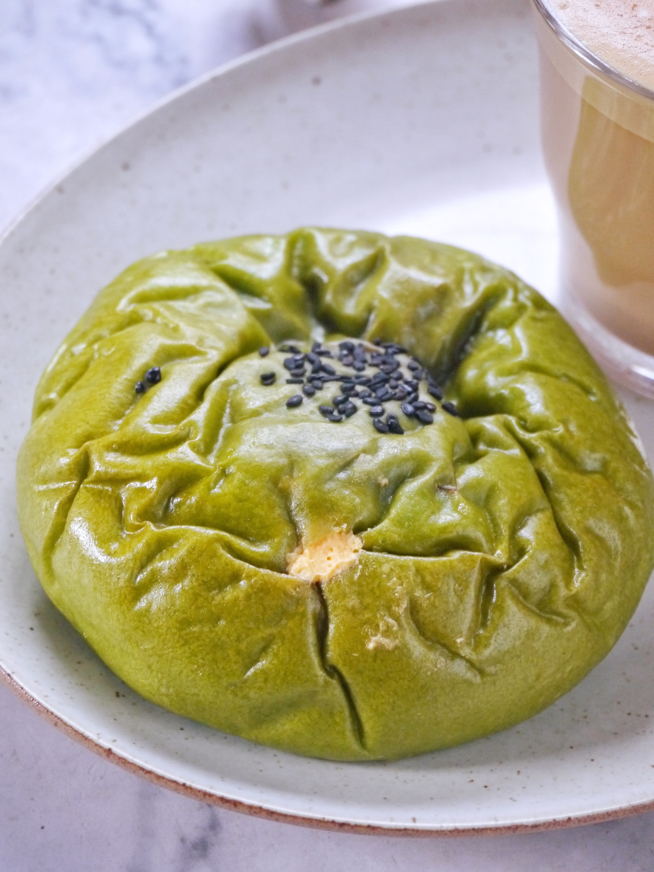 天天晒早餐[超话] 早安~~拿铁+车大芝士抹茶红豆包~~昨天去的早，这款还有哦！