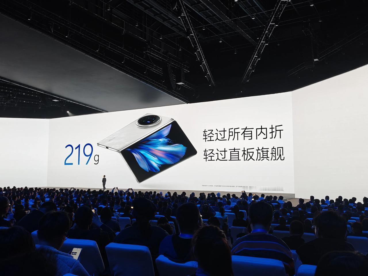 #vivoXFold3发布会#  不是所有的折叠屏手机都是商务人士在用 年轻人也