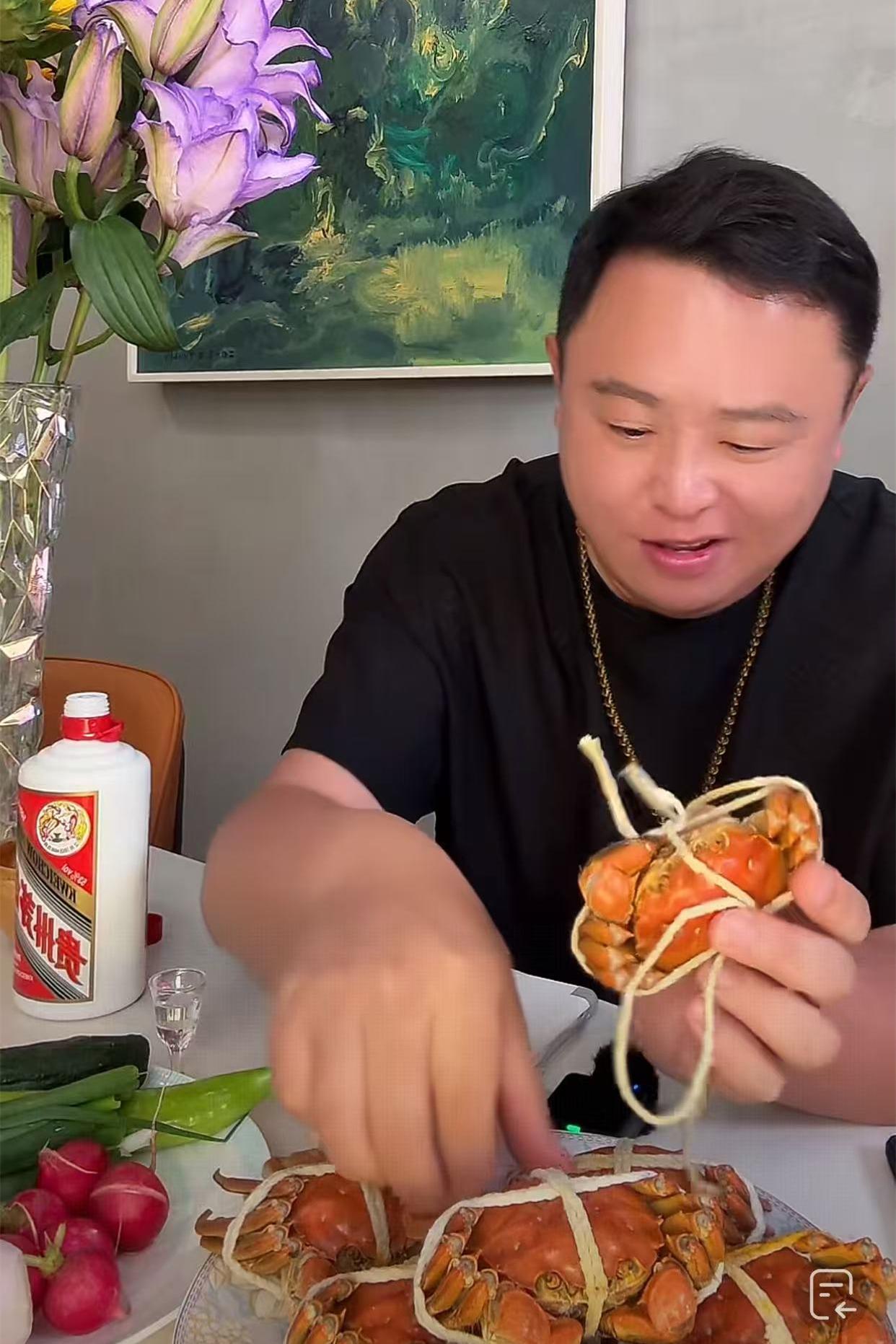 阎鹤祥吃播，茅台配大闸蟹，微醺状态很快乐。妻子怀孕后，阎鹤祥对食物要求很严格，要