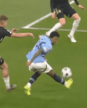 哈兰德这个球比大伊布更猛，伊布踢球象跆拳道运动员在踢球，而哈兰德射门，更像是足球