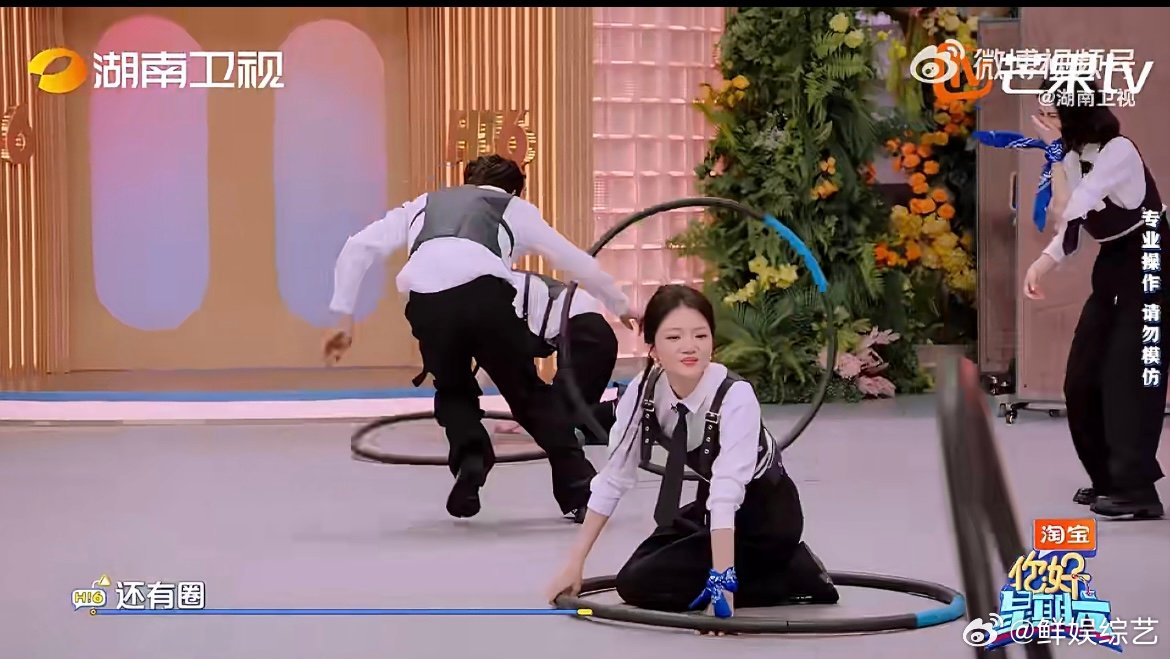 潘粤明两眼一睁就是抛圈 潘粤明玩游戏也太拼了，眼里只有呼啦圈，只要没成功就一直抛