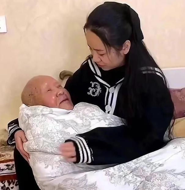 泪目！河南一个90后孙媳妇深夜给93岁爷爷换尿不湿，突然，爷爷拉住她：“孩子，抱