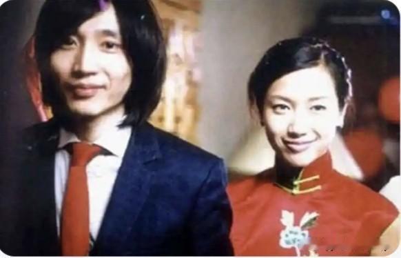 徐静蕾跟音乐人张亚东当年曾相恋，二人因彼此欣赏走到一起，这段文艺情侣的往事当年很