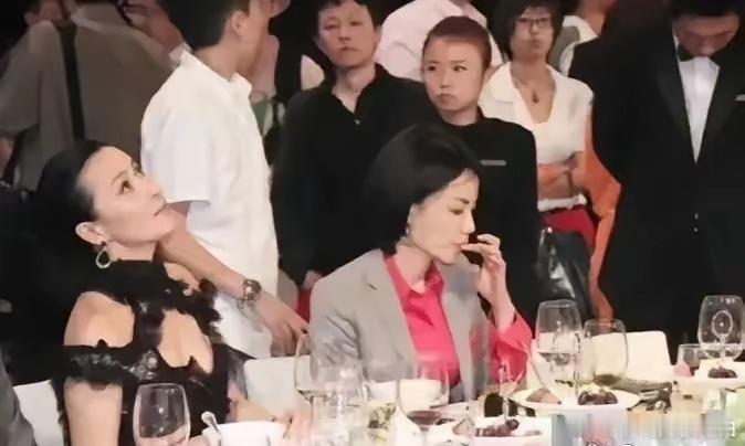 王菲和刘嘉玲一起吃饭，两人吃相差距太大，一个是真贵妇，一个是“落难”公主[允悲]