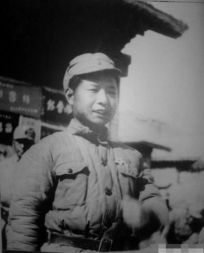 绝版黑白老照片：少共中央时期胡耀邦，少年革命家的赤诚风骨
 
这张极为罕见的黑白