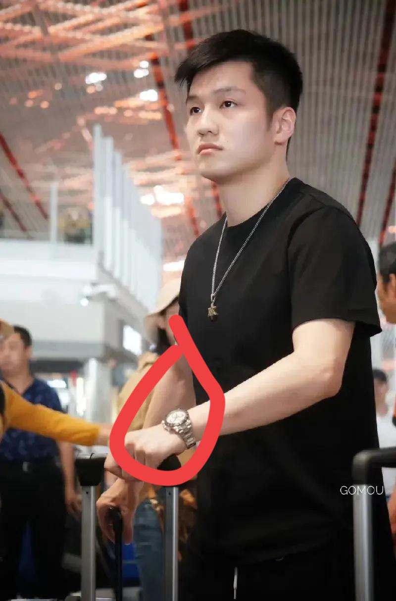 樊振东哥手上手表是什么品牌，不贵的话我也买一个，挺好看啊