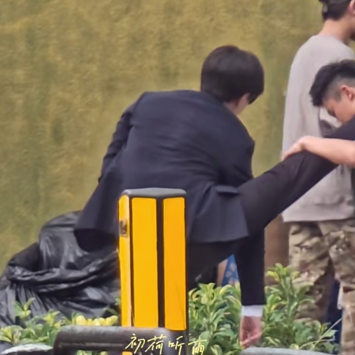 露出来这块大腿又直又紧绷好香 