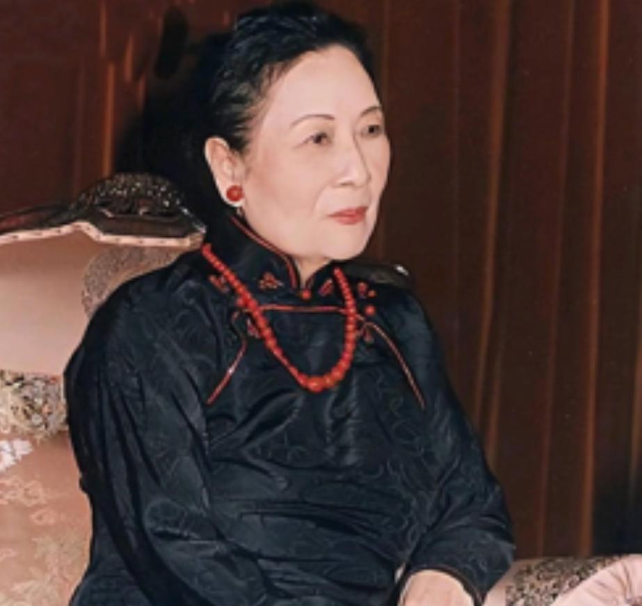 宋美龄在她大姐家养病，蒋介石不甘寂寞，就在这段时间有了外遇。这个女子很特别，甚至