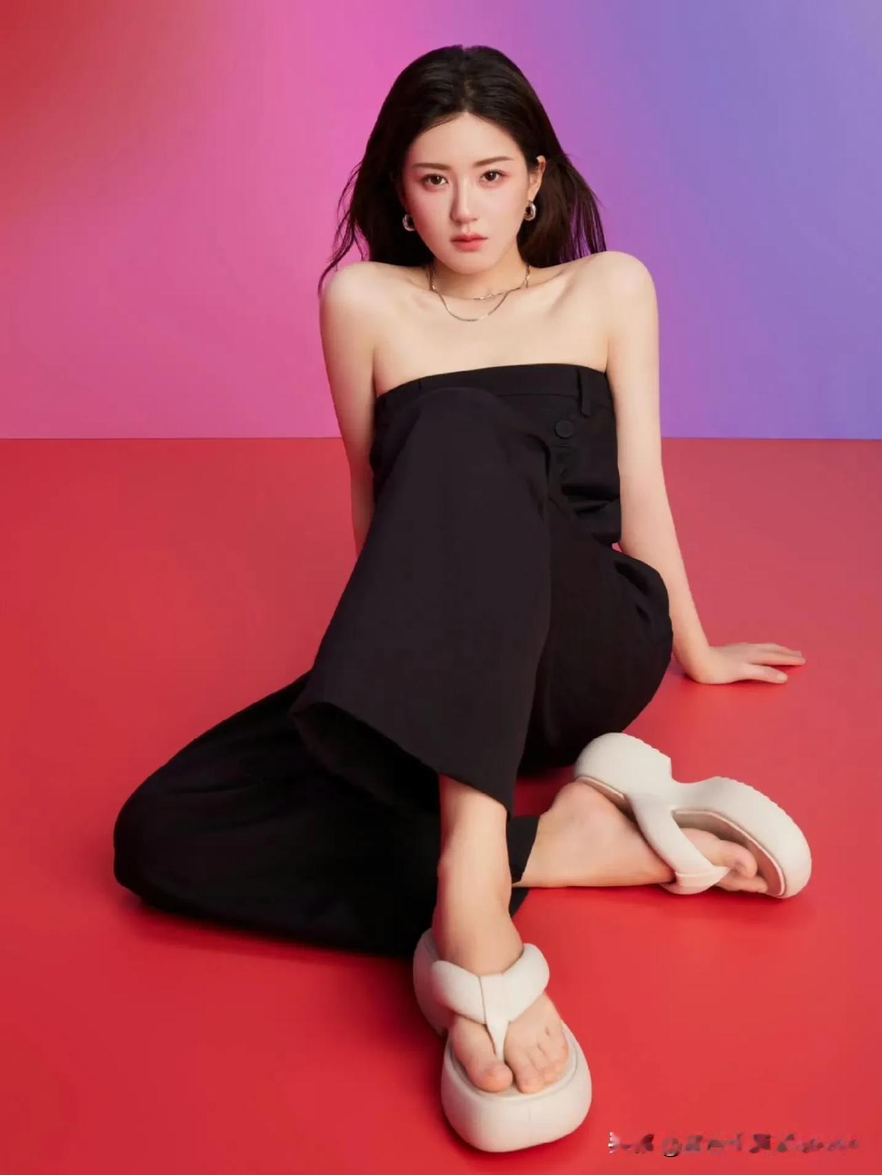 赵露思这鞋看上去有点厚呀！