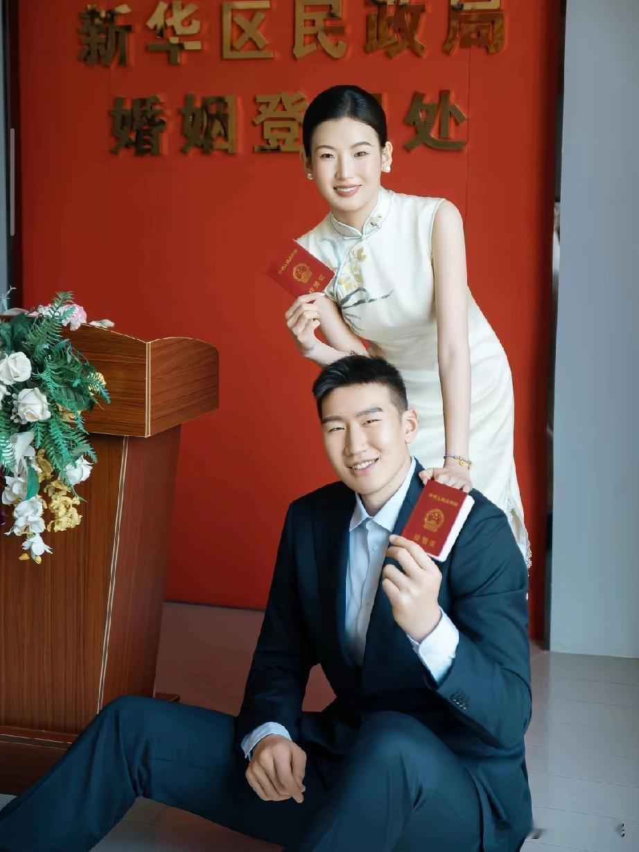 李炎哲和妻子领证，妻子身材太苗条了！

巴特李炎哲也领证了，打了几个赛季确实也没