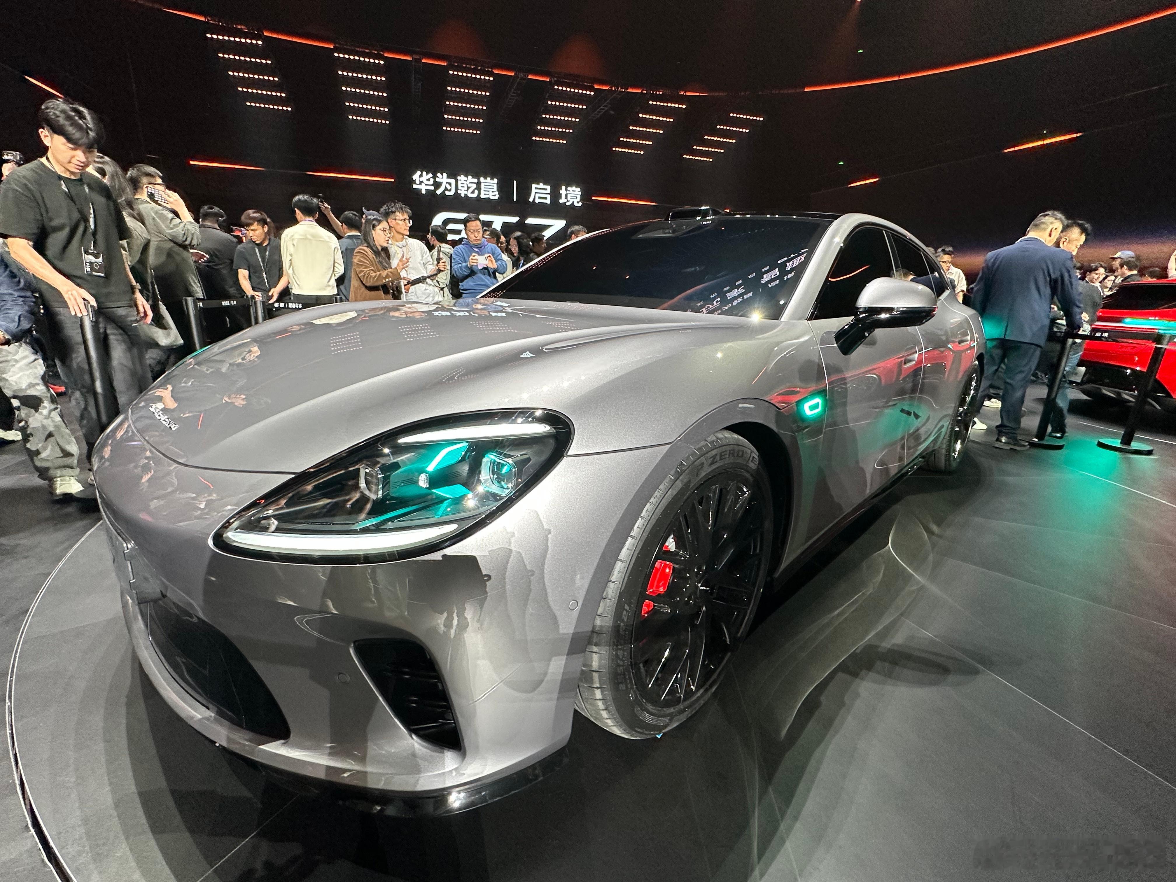 看启境GT7实车，尾灯还是有创新的，瀑布小蓝灯的位置，尾门接缝处的工艺处理需要非
