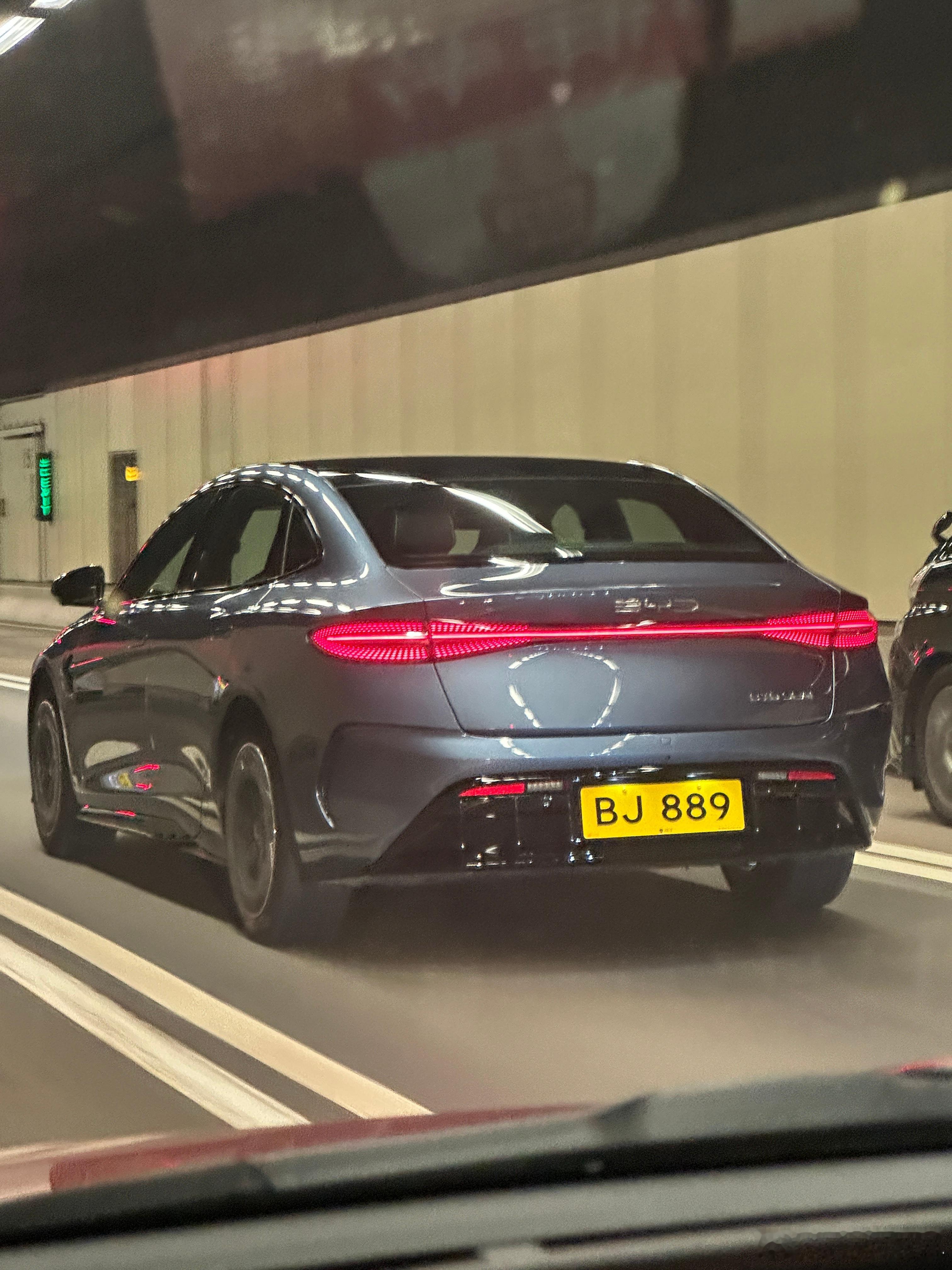 比亚迪 在香港活成咱们买不起的样子[泪][泪]，高级啊，这黄牌！30多万…… ​