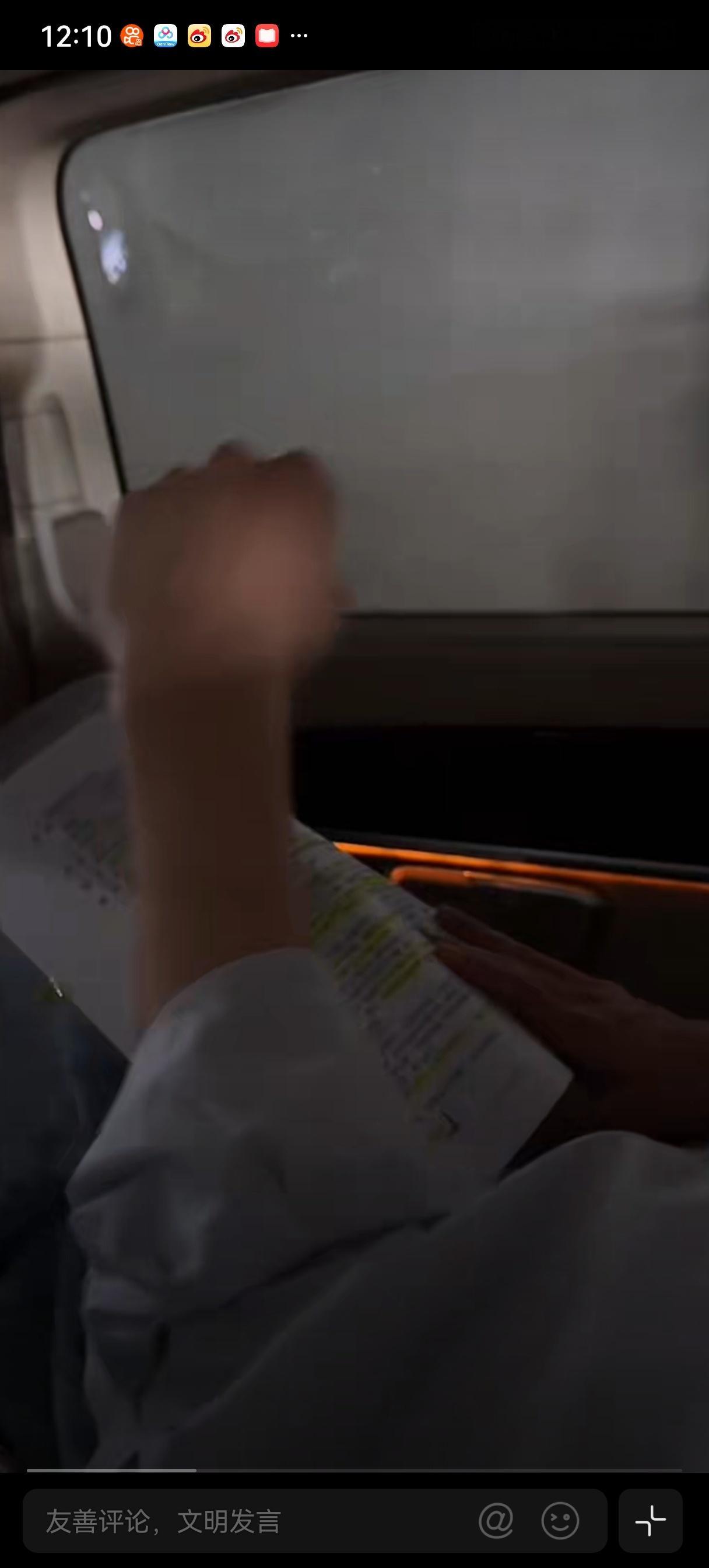 代旭🪄 代旭 🎇裴轸 好喜欢白色羽绒服认真走戏的裴总 车里昏暗灯光下依旧认真