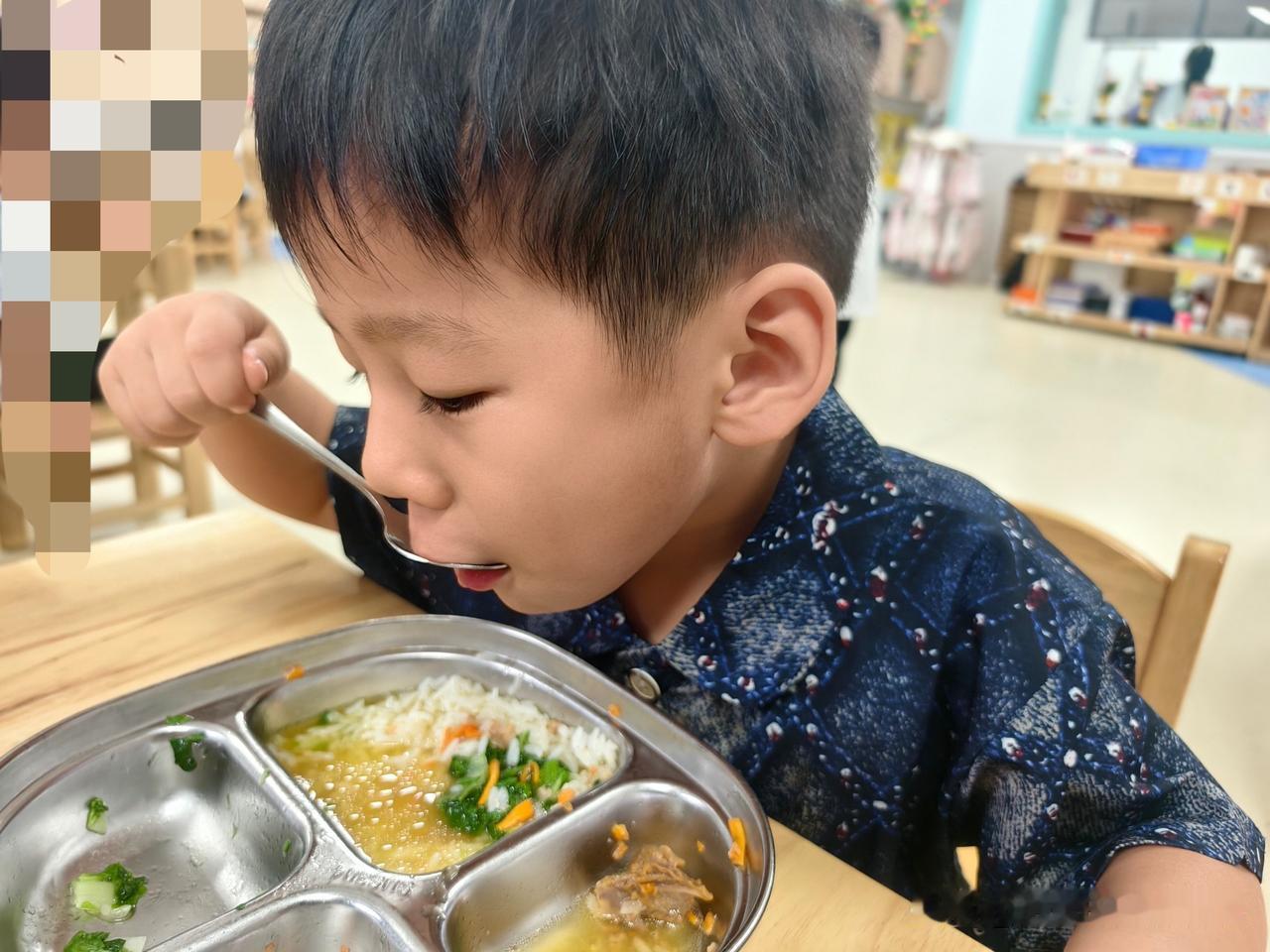 接孩子放学时问什么，是每个新生家长都收到过的“攻略”。

“千万别问‘想不想妈妈