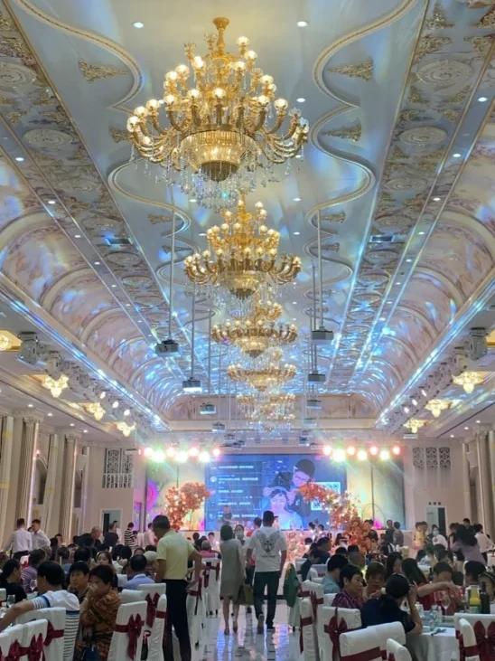 辽宁46岁老战友二婚，我从浙江驱车1500公里前去庆祝，拎了10斤大红袍，5箱蜜