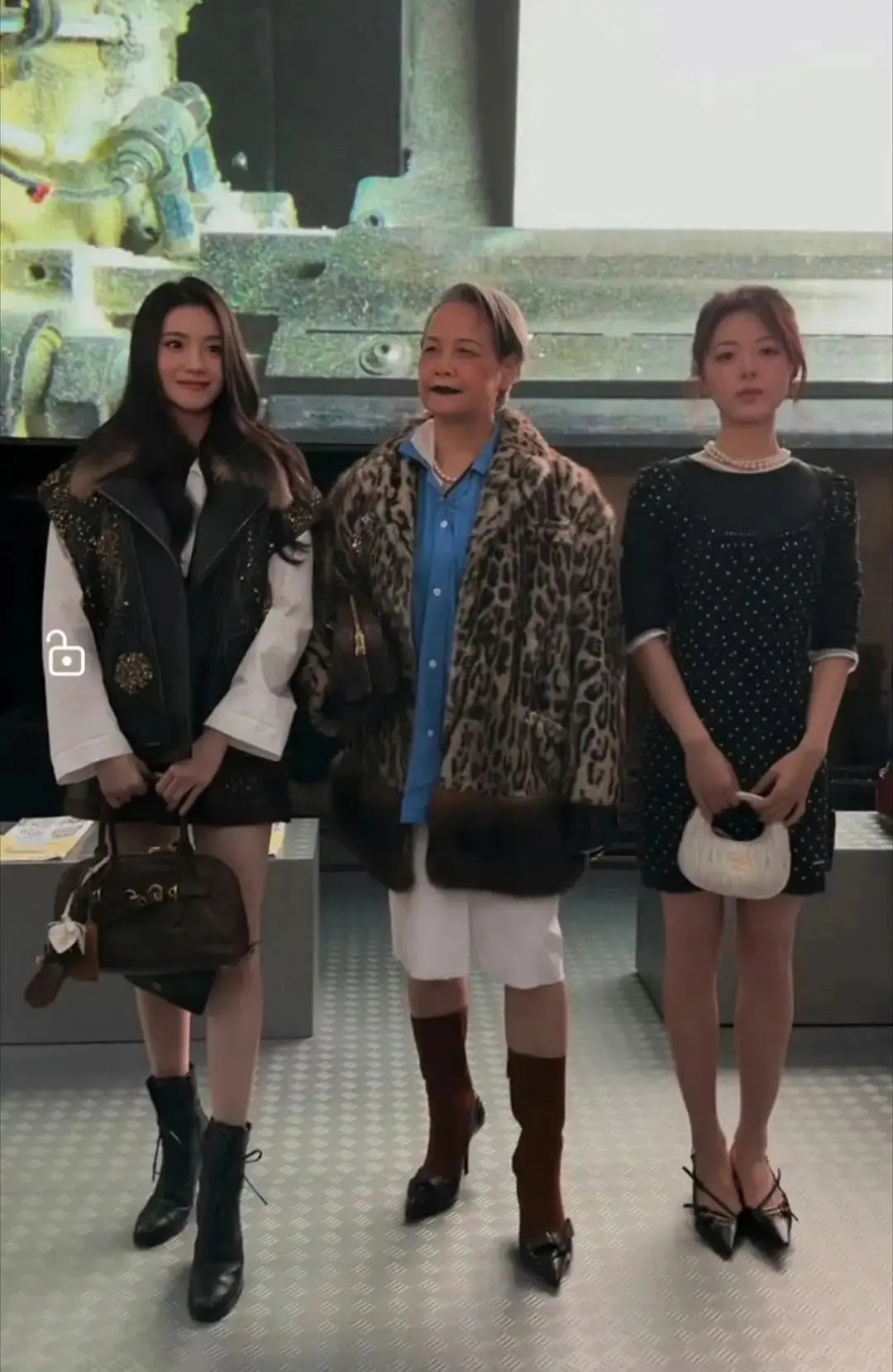 赵今麦和刘浩存站一块大头娃娃即视感 ​​​