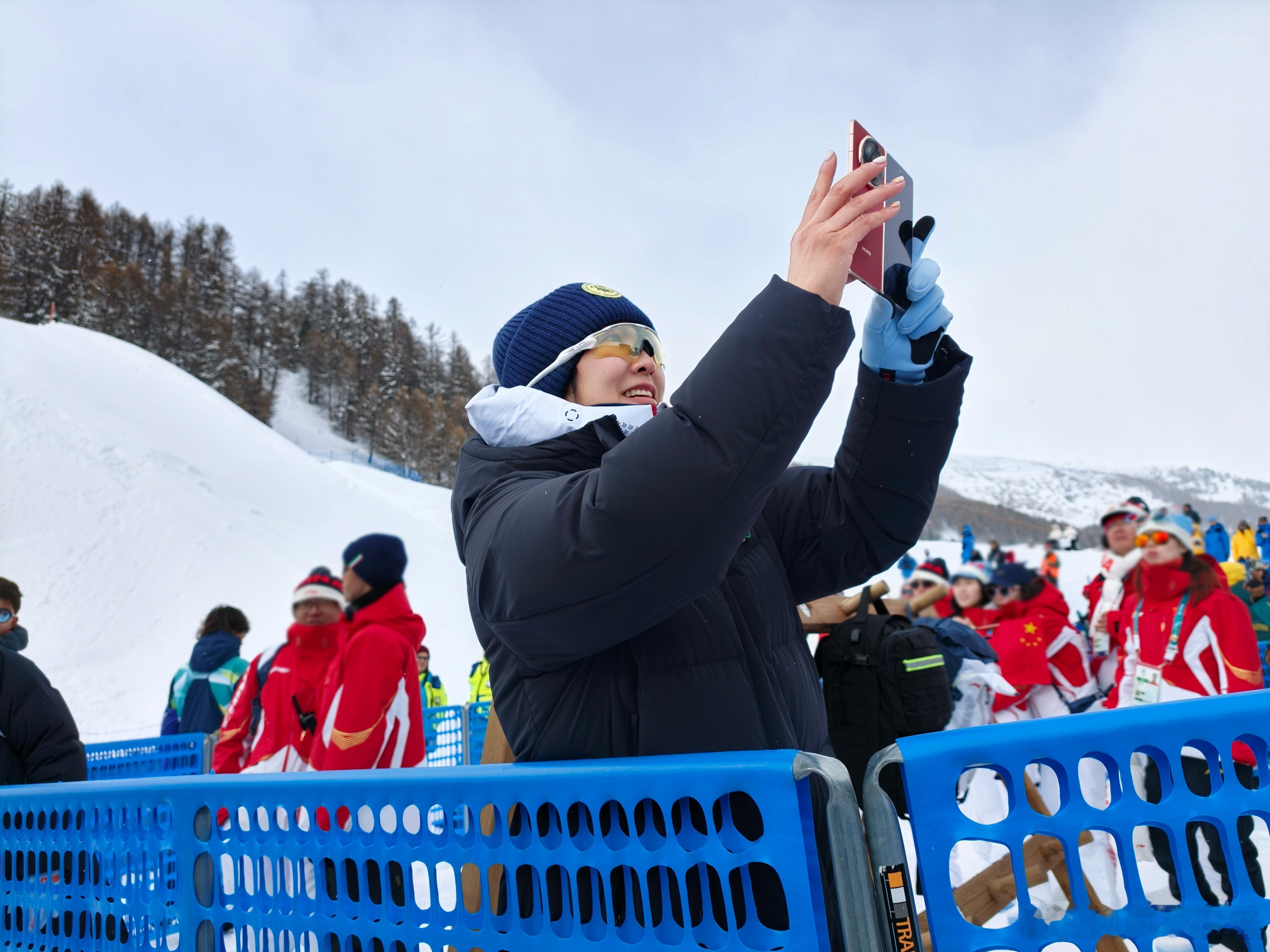 冬奥冠军徐梦桃手持荣耀Magic V6直接曝光了！这一抹鲜亮好看的中国红拿在咱们