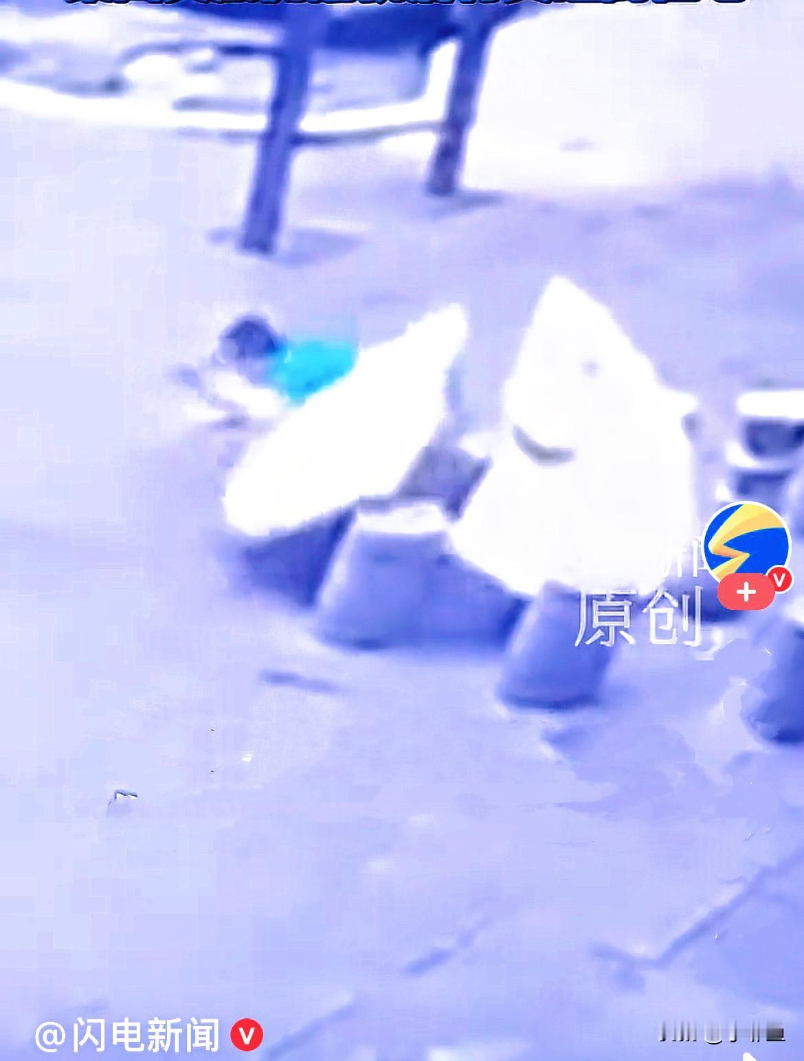 近日，海南海口一小区内惊险一幕让人后怕……
小男孩独自在外玩耍，贪玩爬上小区内一