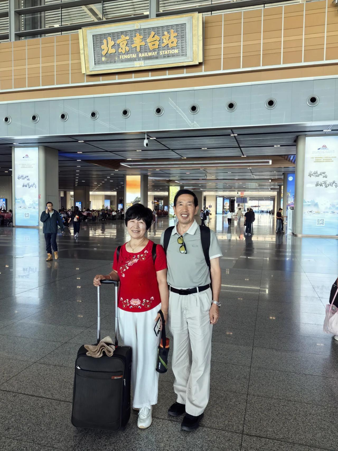 开启徽浙旅行模式，体现久违的绿皮火车慢游生活。绿皮火车正火，能体验“慢游”的惬意