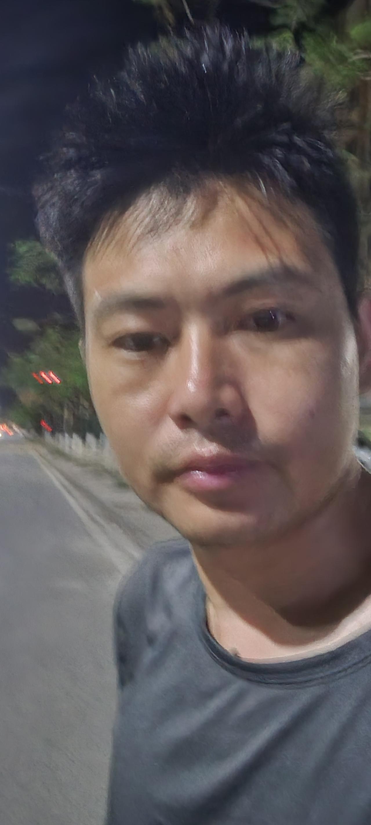现在我有两种选择，第一是选择回家。如果回家的话，父母不一定会拍摄视频。如果回家不