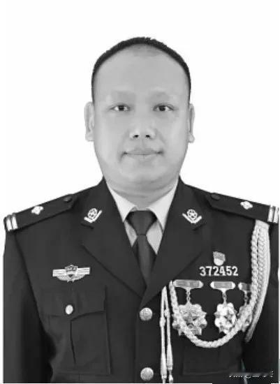 请停留一秒为缉毒英雄致敬！
蔡晓东，警号377083，他在38岁的年纪，倒在了边