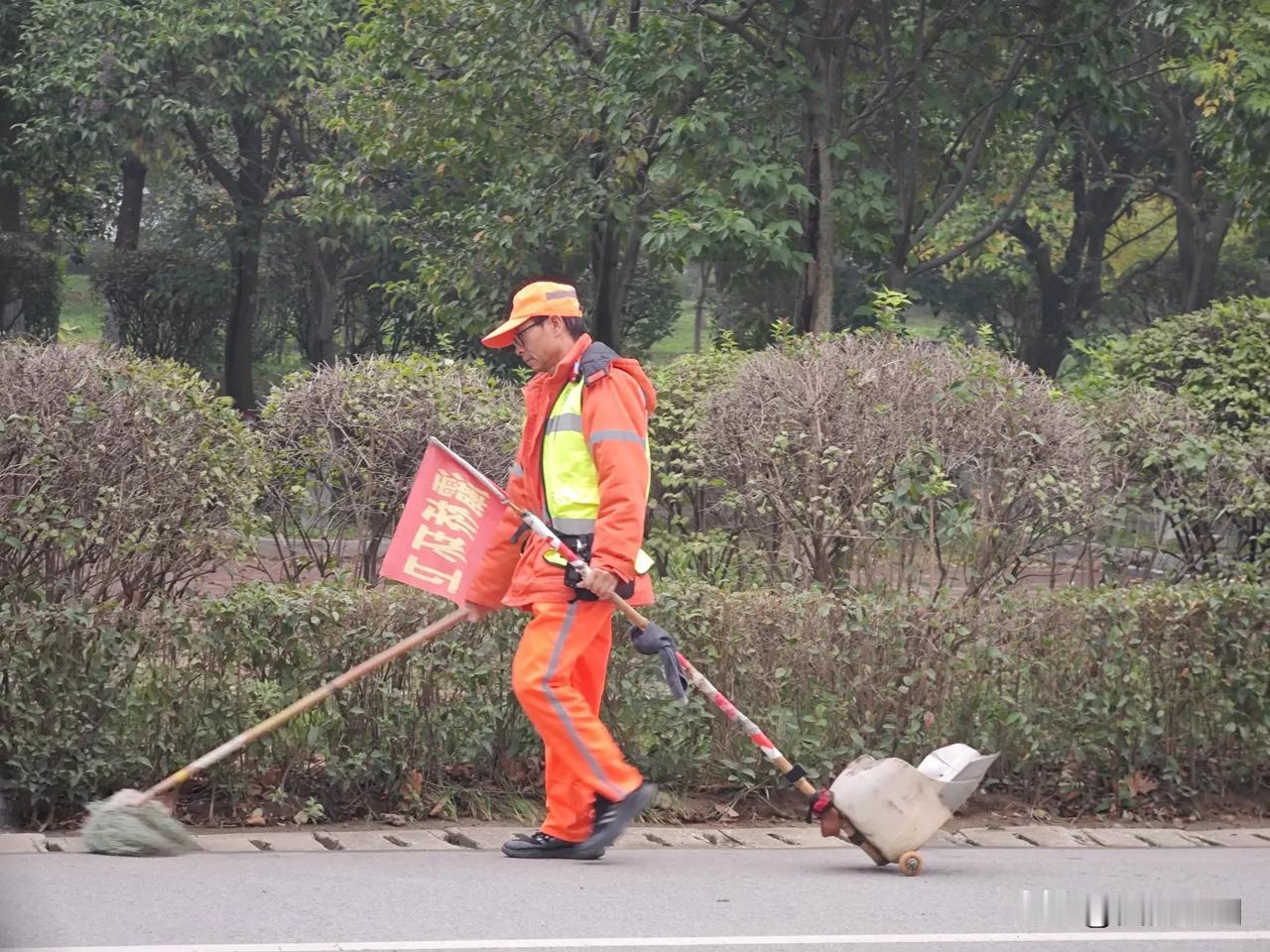 人生处处有学问，你看出来了吗？探寻人间百态 行人也是风景 人从树里揣出来 见证百