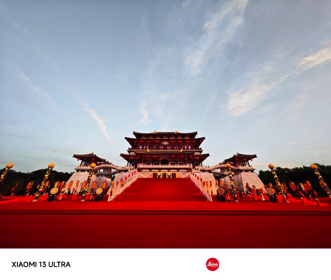 #中国—中亚峰会时光#抬望眼，紫云楼阙亭拱卫、馆桥飞渡，一派恢弘盛唐风貌。迎风而