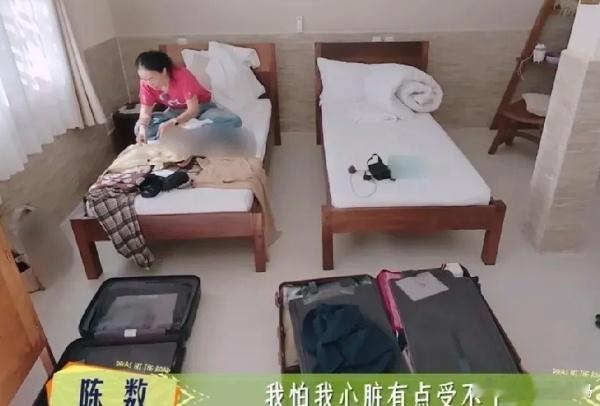 那英的暴脾气，其实是高情商伪装。  镜头里她一句“你谁啊”吓哭新人，镜头外却把最
