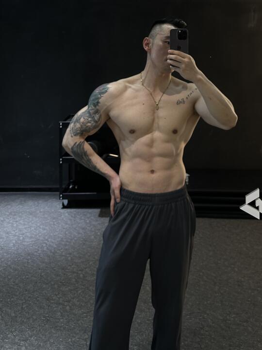 肌肉男的身材、穿衣显瘦、脱衣有肉