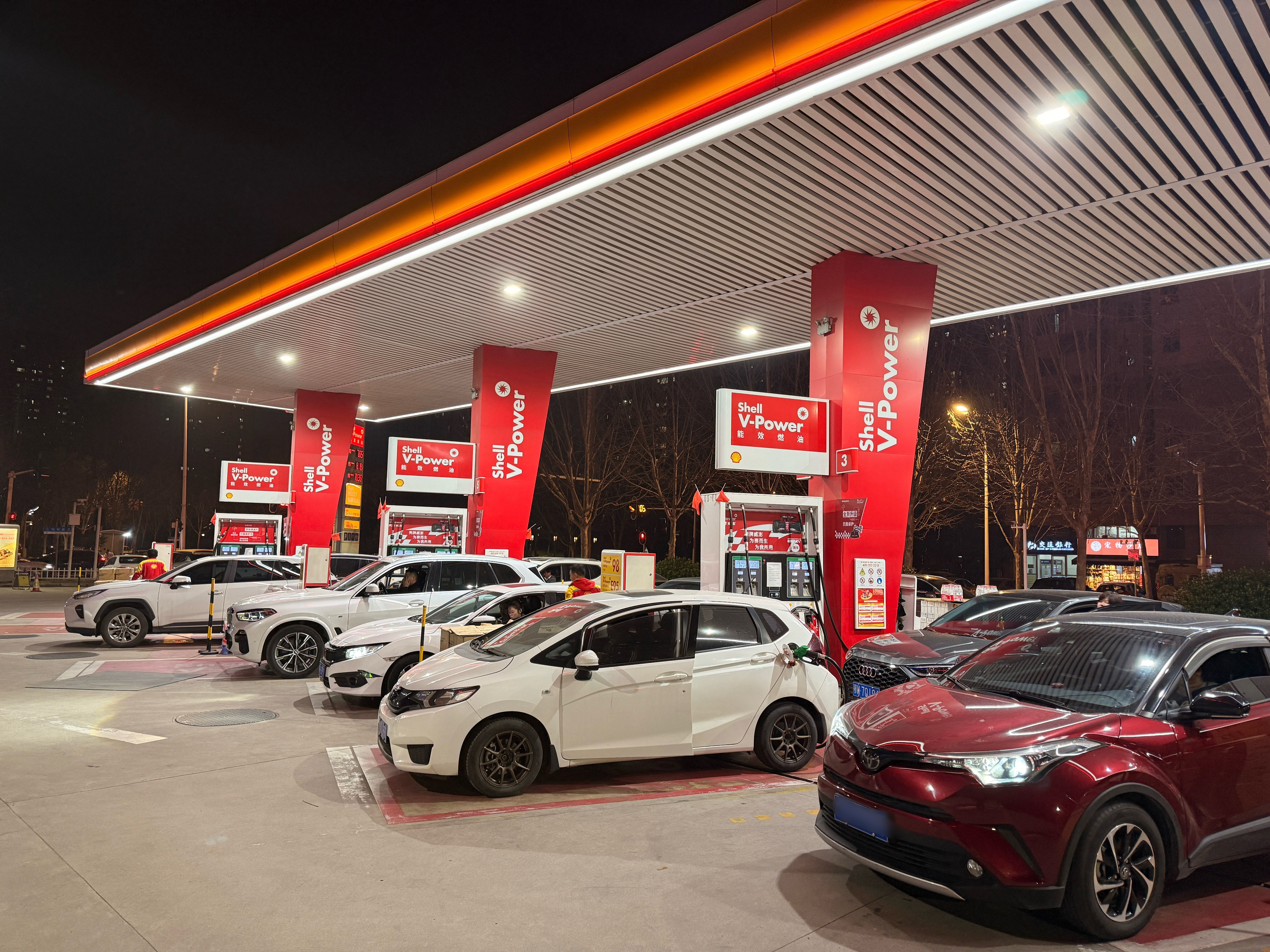 排队加油平常老去的一个加油站已经开始排队的附近的另一个中国石油也开始排队了主要这