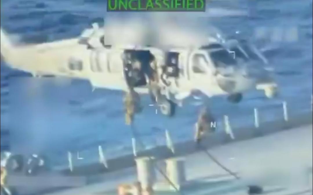 新闻快讯——美国士兵已突袭并扣押了委内瑞拉海岸附近一艘遭制裁的油轮。
该油轮被用