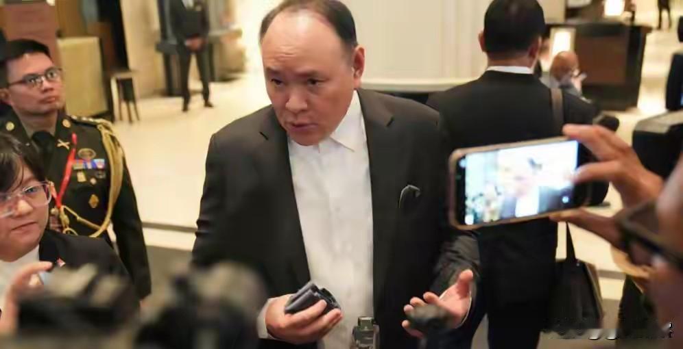 菲律宾被制裁的防长特奥多罗以为吃西药疗效快，在香会上大放厥词，他以为在场的美国防