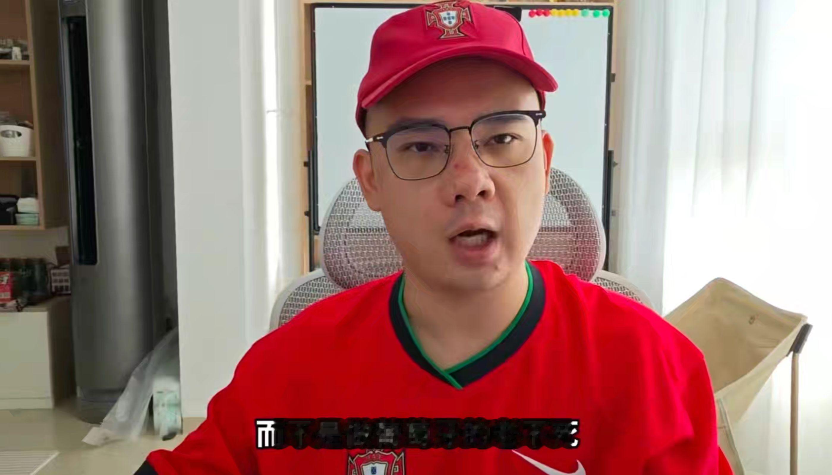 C罗婚礼时间成谜炒作自己婚姻，博存在感，真够可怜的。40多岁的大龄结个婚，真以为
