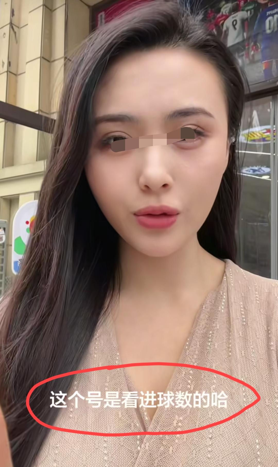 山东，美女老板娘给出今天三场足彩比赛的预测。
她猜的是“总进球数”，大巴黎这场“